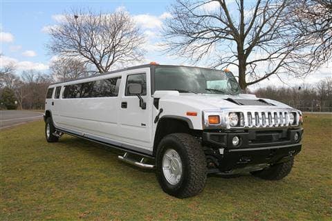 Exterior view of Hummer Limo 14–20 Passengers